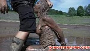 Outdoor XXXฝรั่งแนวซาดิสต์ หนังเย็ดโหดกลางแจ้งมาแรงที่กำลังฮิต สาวฝรั่งผู้น่าสงสาร ถูกจับมัดแขนเย็ดในบ่อโคลน รูหีต้องมาสกปรกไม่พอแถมต้องเจ็บหีปวดปากเพราะถูกกดหัวอมควยอีกด้วย
