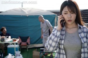 av เอวี JUQ-072 เมียโดนเพื่อนบ้านรุมโทรมในเต็นท์ Mukai Ai