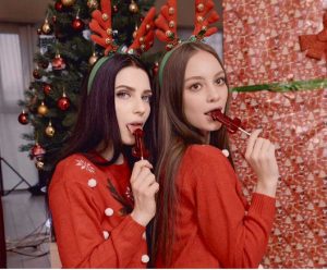 Christmasxxx Reislin จัดปาร์ตี้คริสต์มาสกับเพื่อนสาว Sola Zola