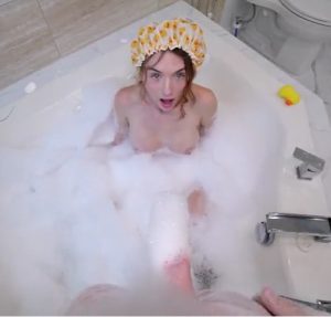 หนังโป๊แอบเย็ดเสร็จในน้ำ Why Are You Hiding In My Bubble Bath