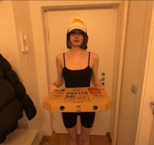 Cutie Kim แอบกินพิซซ่าลูกค้าต้องโดนหักเงิน Sexy delivery girl